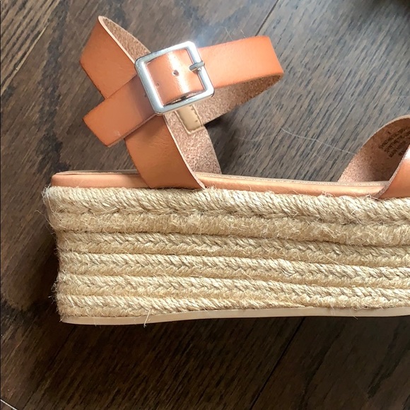 Tan Platform Wedge Sandals NEW - Picture 3 of 3